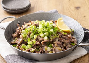 202033_sprinkle_lemon_on_the_stir-fried_gizzard_with_green_onions_and_salt