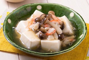202121_thick_starchy_sauce_with_shimeji_mushrooms_on_tofu_for_hot_pot