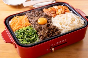 202122_bibimbap with_plenty_of_vegetables_cooked_on_a_hot_plate